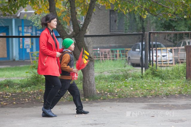 Новый Регион: Линейки в школах на Сортировке заставляют вспомнить Советский Союз и дружбу народов (ФОТО)