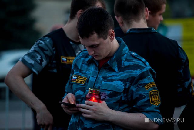Новый Регион: В Екатеринбурге Свеча памяти впервые прошла в темноте (ФОТО)