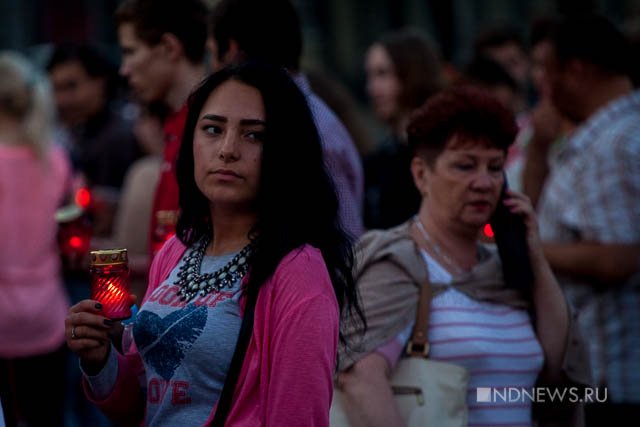 Новый Регион: В Екатеринбурге Свеча памяти впервые прошла в темноте (ФОТО)