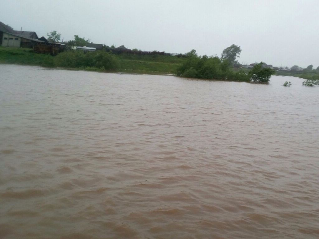 Из-за дождей поселок Махнево в Алапаевском районе почти ушел под воду