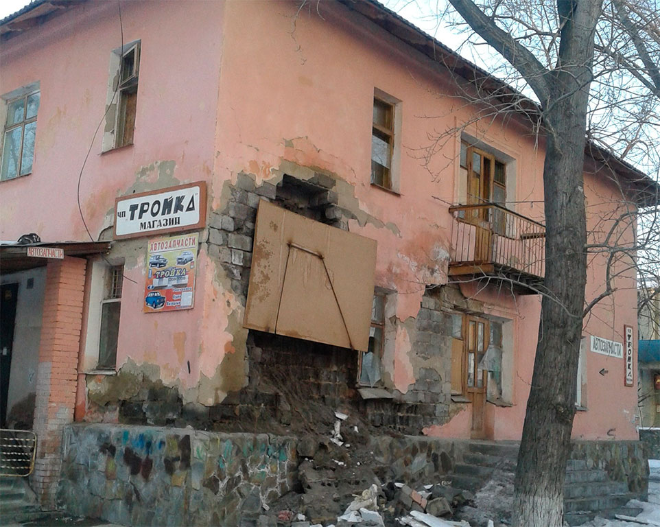 В Троицке обрушилась стена жилого дома