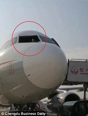 В Китае у самолета лопнуло стекло на высоте 10 км: пилота едва не вытянуло из лайнера