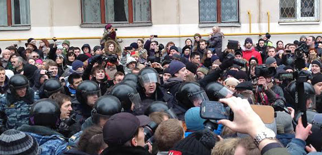 Новый Регион: Полиция проводит активную силовую зачистку Татарской улицы в Москве