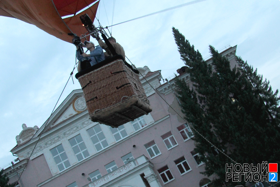 Челябинск начал отмечать День города (ФОТОРЕПОРТАЖ) / Горожане летали на воздушном шаре и глазели на длинноногих красавиц