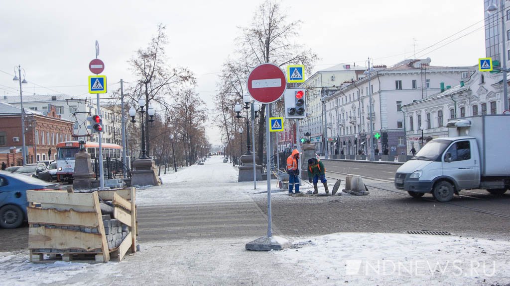 «Да так даже лучше!» – подрядчик объяснил зазоры и трещины в тротуаре на Ленина (ФОТО)