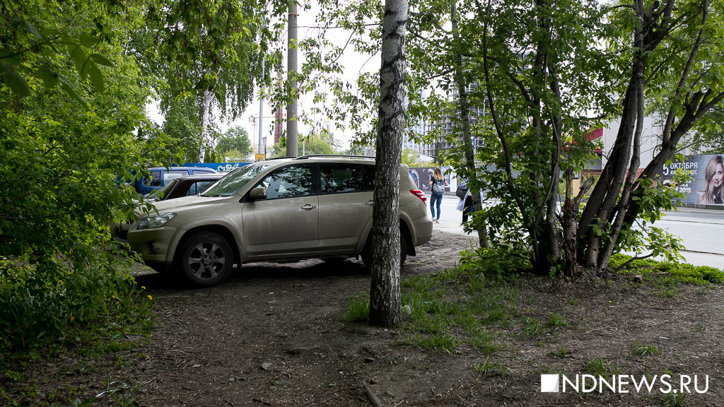 Новый День: Возле недостроя на Куйбышева появилась нелегальная парковка на газоне. Но ее никто не убирает (ФОТО)