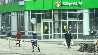 Уральская самоизоляция: одни ходят по магазинам, других полиция отправляет домой вместо прогулки