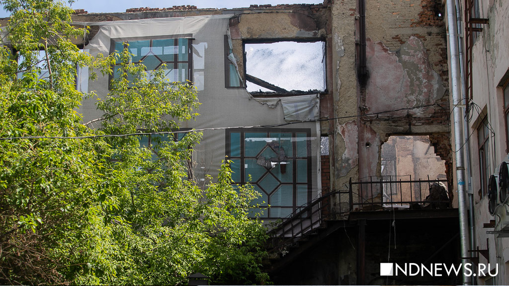 Часть памятника «Фабрика-кухня» на Уралмаше может рухнуть после пожара (ФОТО)