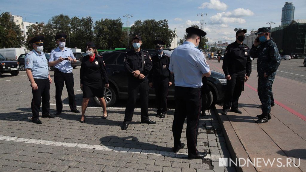 Полицейские стягиваются к центру Екатеринбурга (ФОТО)