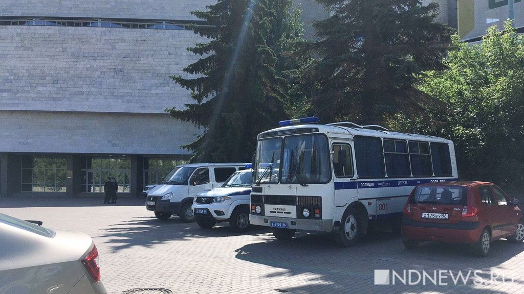 Полицейские стягиваются к центру Екатеринбурга (ФОТО)