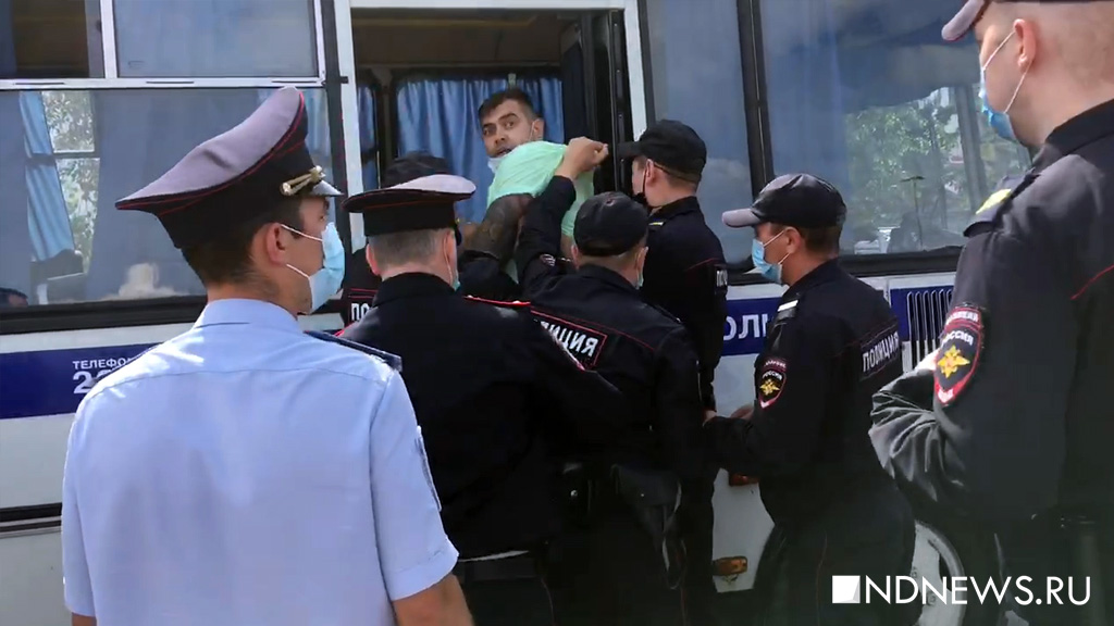 На акции в поддержку протеста в Хабаровске у театра драмы задержали мужчину (ФОТО, ВИДЕО)