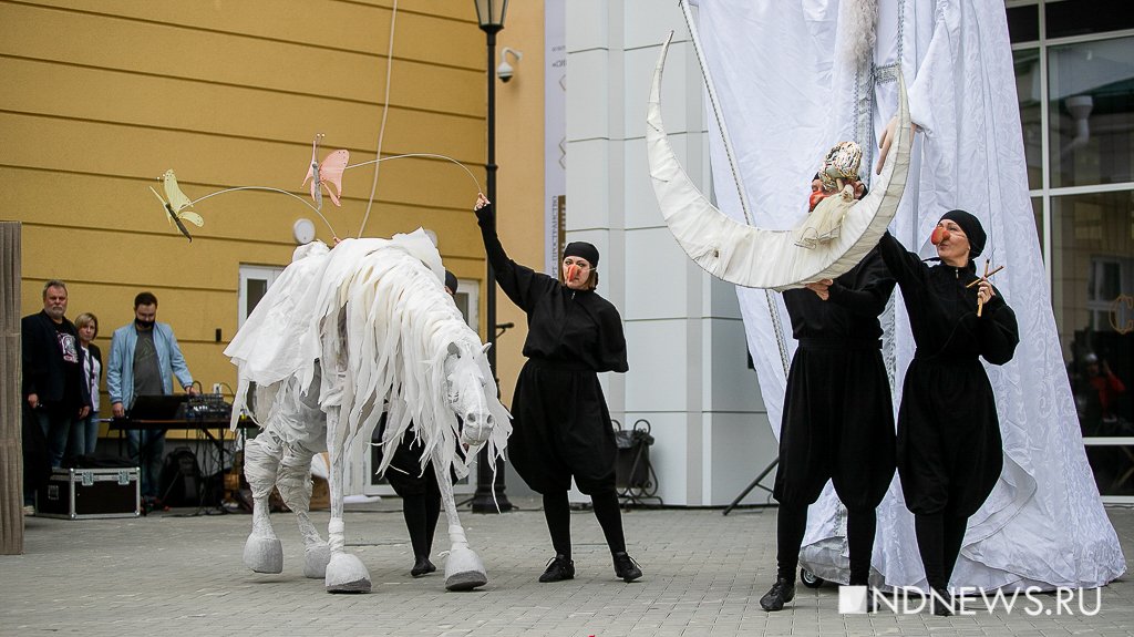 В центре Екатеринбурга четырехметровый волшебник и гигантская лошадь собрали толпу зрителей (ФОТО)