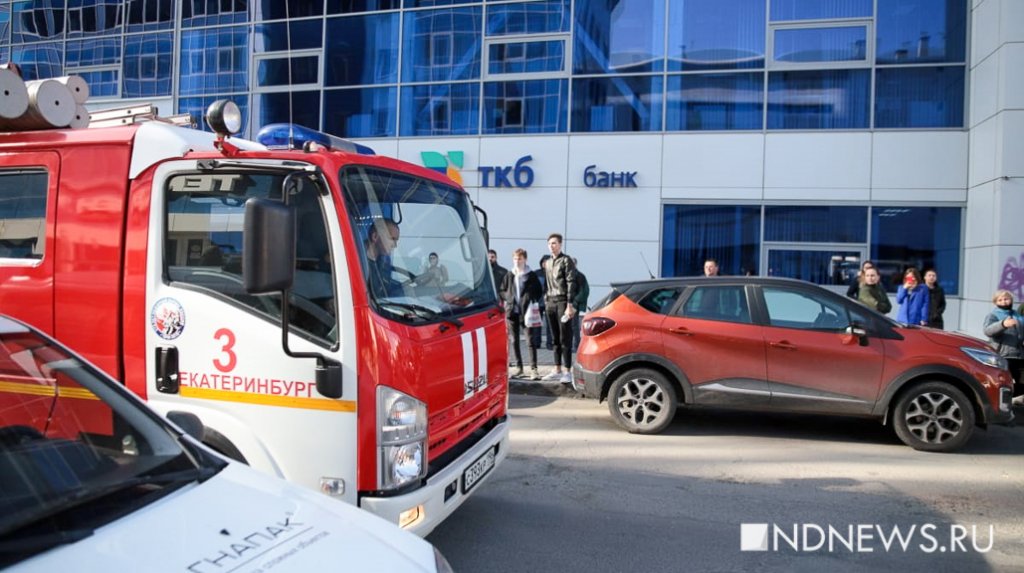 В Екатеринбурге у правительственного гаража загорелась свалка (ФОТО)