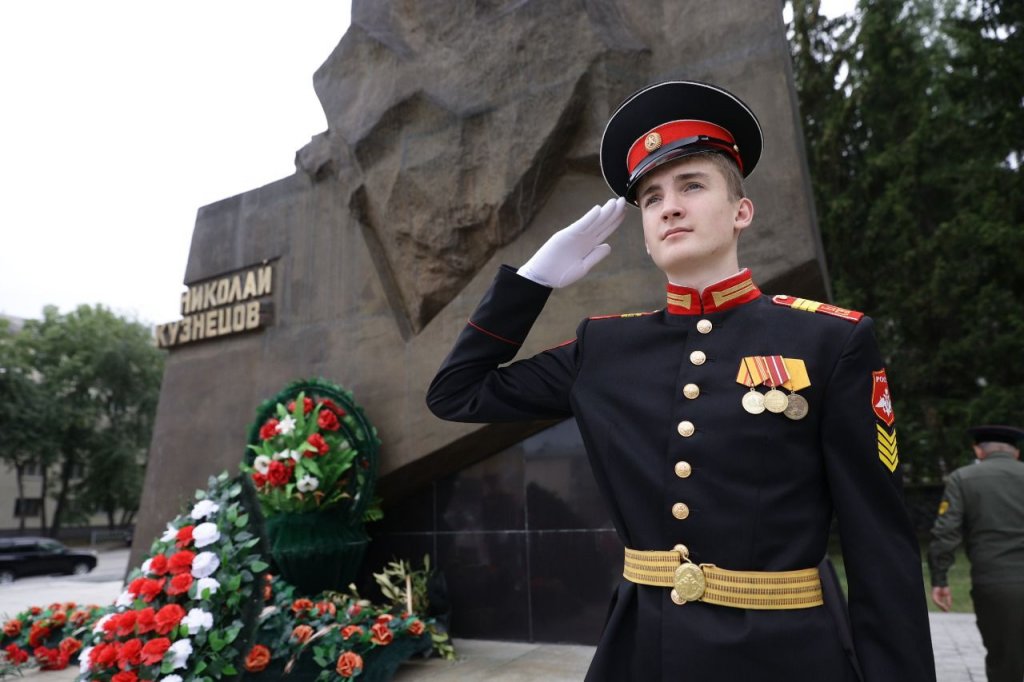 «Пусть я умру, но в памяти моего народа я буду бессмертен»: суворовцы почтили подвиг Николая Кузнецова (ФОТО)