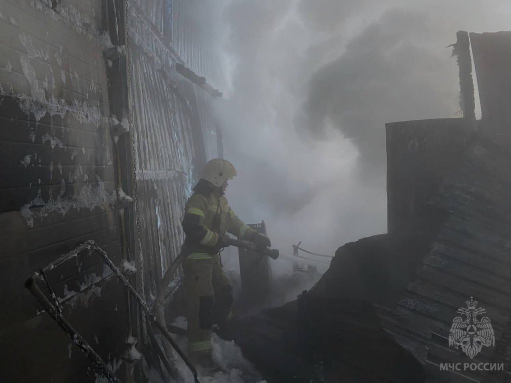 В Екатеринбурге загорелся склад с леговоспламеняющейся жидкостью (ФОТО)
