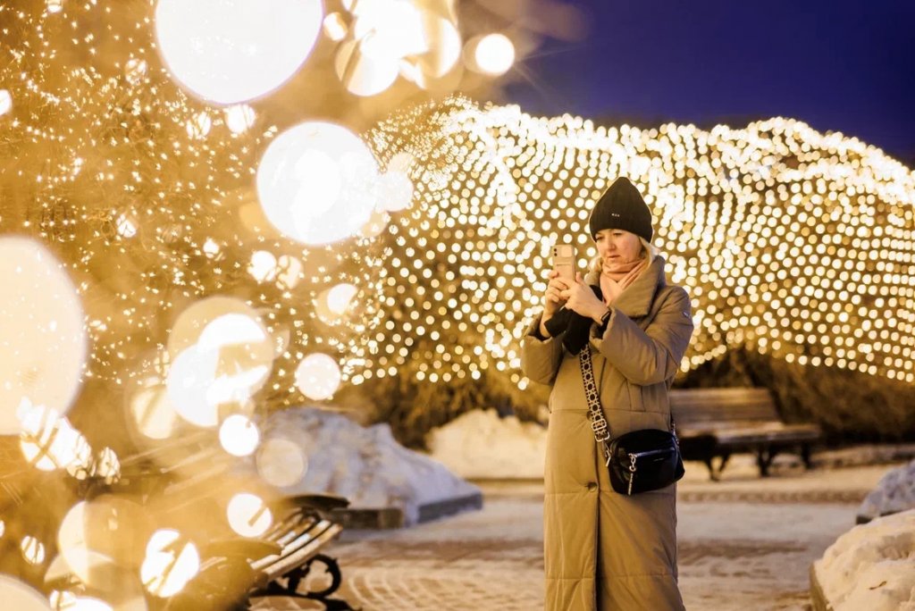 В центре Екатеринбурга заработал пятиметровый шар из 50 тысяч светодиодов