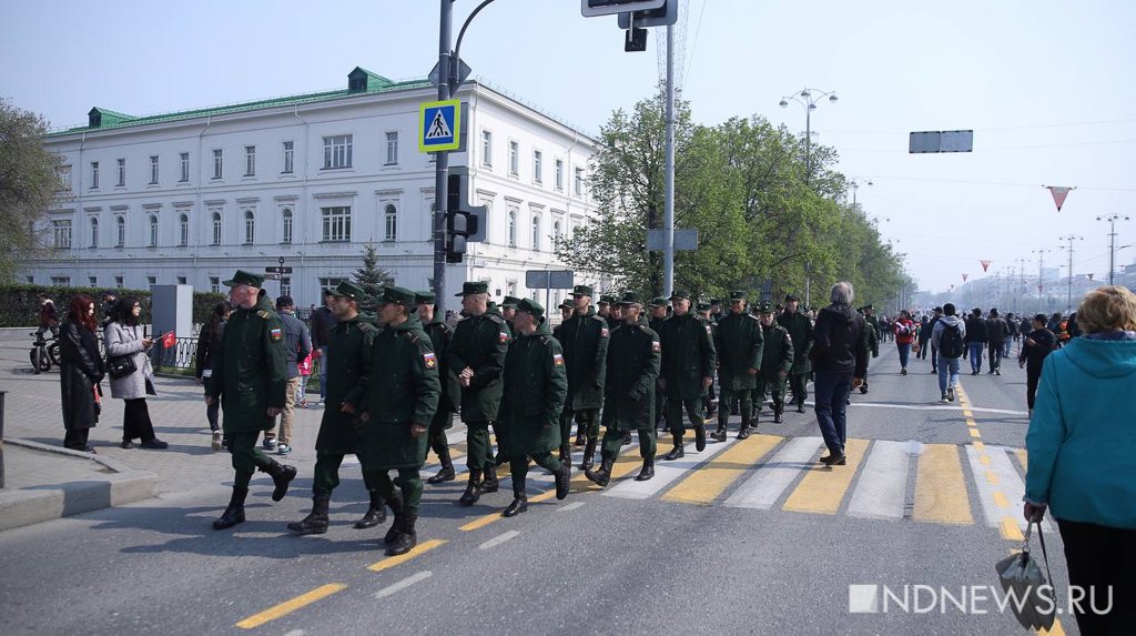 В параде Победы в Екатеринбурге приняло участие около 2 тысяч человек (ВИДЕО)