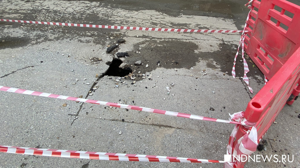 В центре Екатеринбурга прорвало трубу при проведении испытаний. Пострадали автомобили (ФОТО, ВИДЕО)