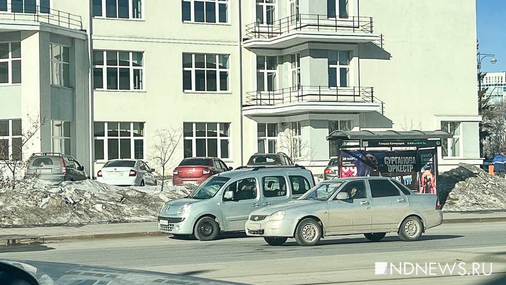 В мэрии Екатеринбурга рассказали, когда уберут сугробы с газонов (ФОТО, ВИДЕО)