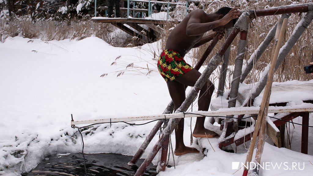Студенты-африканцы окунулись в иордани на праздник Крещения (ФОТО)