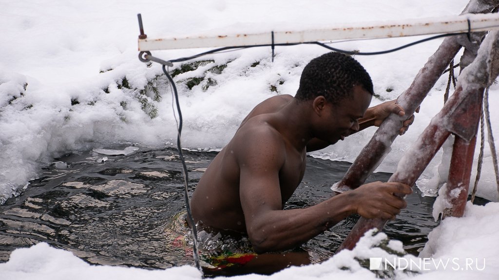 Студенты-африканцы окунулись в иордани на праздник Крещения (ФОТО)