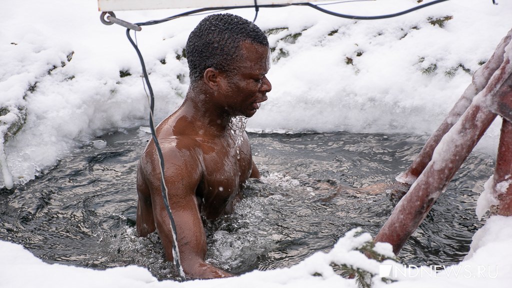 Студенты-африканцы окунулись в иордани на праздник Крещения (ФОТО)