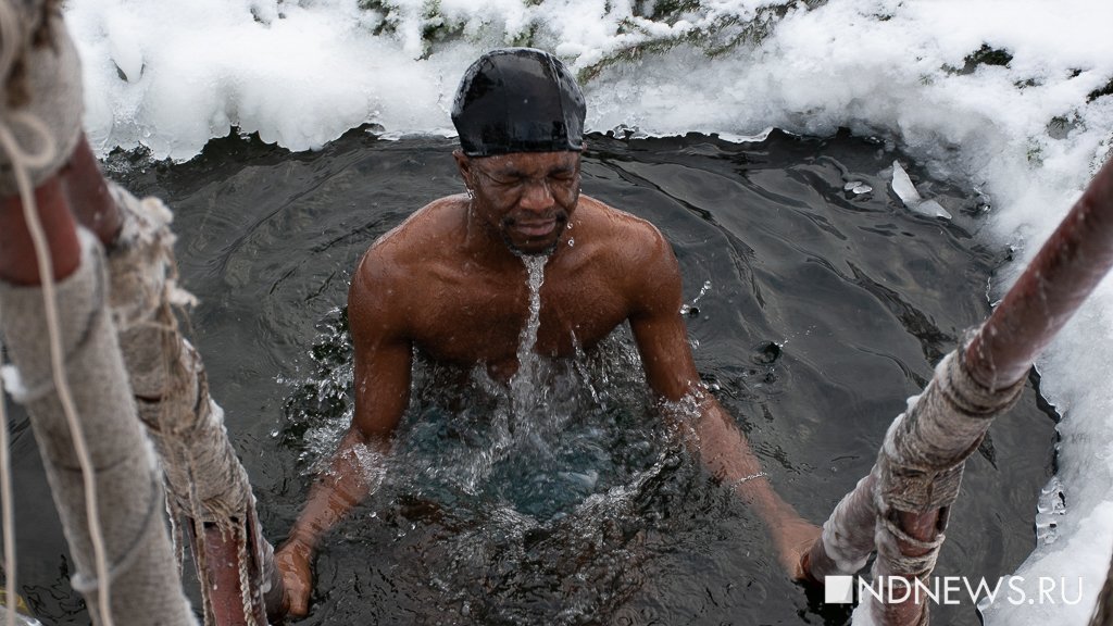 Студенты-африканцы окунулись в иордани на праздник Крещения (ФОТО)