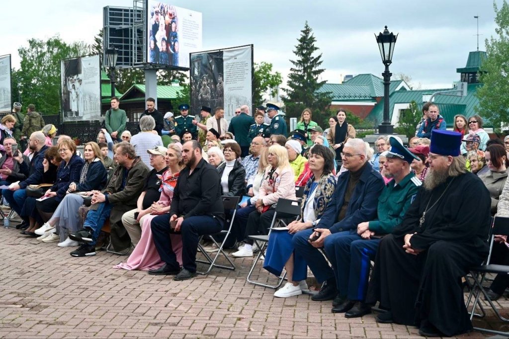 В Екатеринбурге у храма десятки людей вслух читали Пушкина