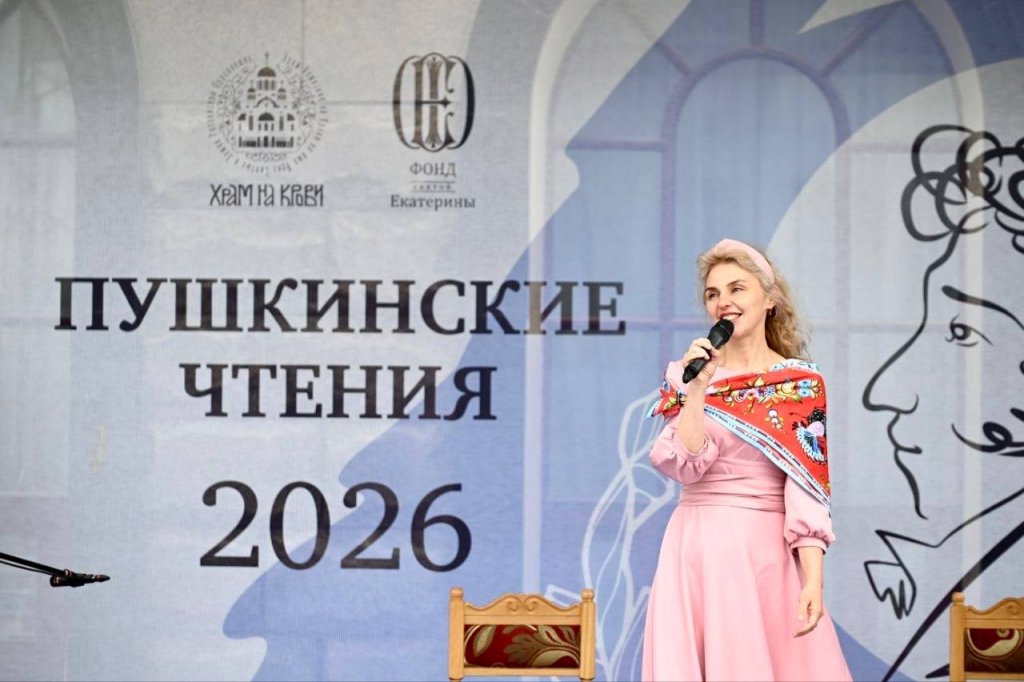 В Екатеринбурге у храма десятки людей вслух читали Пушкина