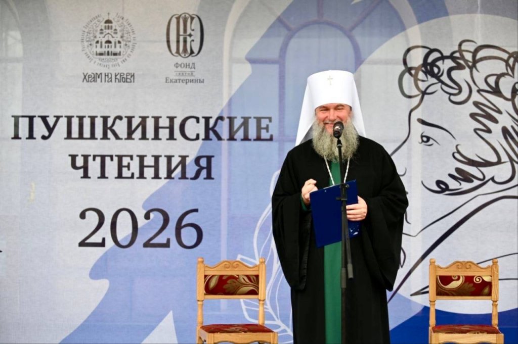 В Екатеринбурге у храма десятки людей вслух читали Пушкина