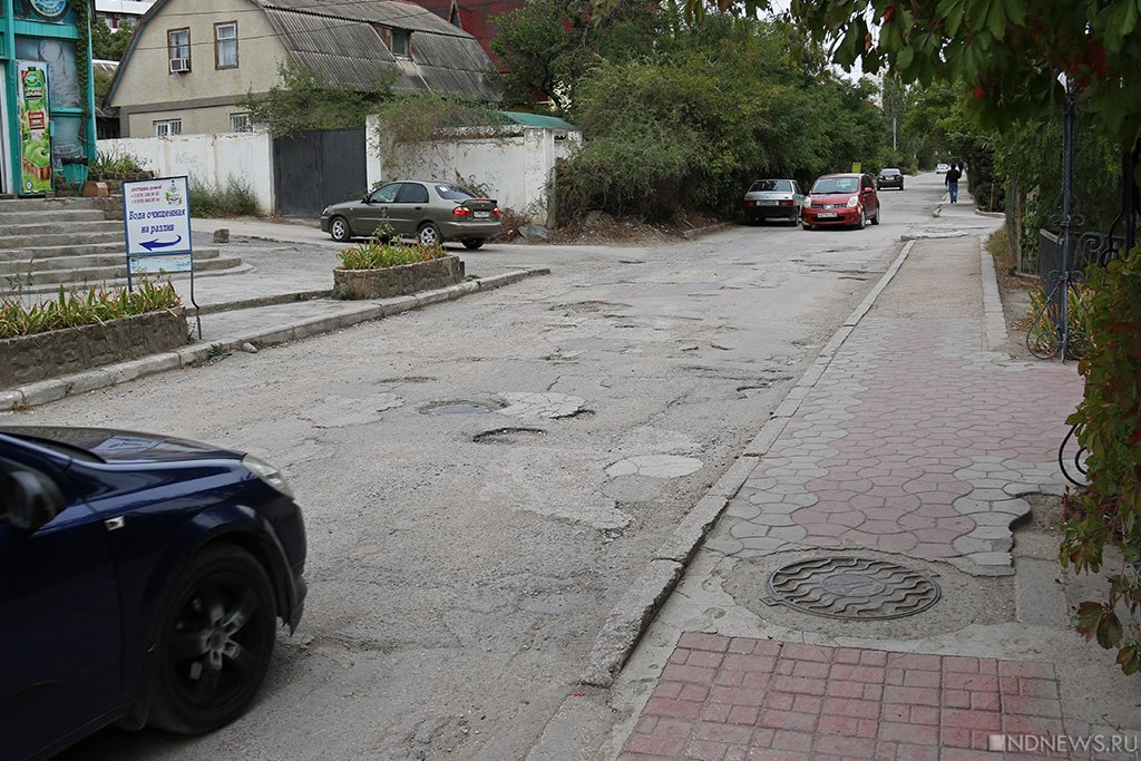 Новый День: Рухнувшие причалы, убитые дороги и ветхие набережные: в Крыму миллиарды туристических денег исчезают в неизвестном направлении (ФОТО)