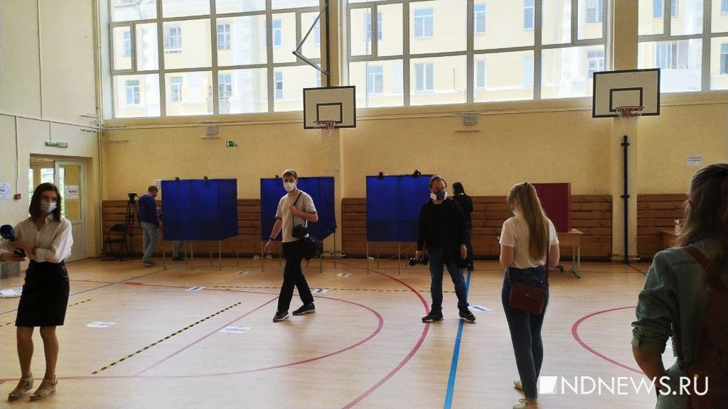 Новый День: Екатеринбургским СМИ показали противоковидный избирательный участок (ФОТО)