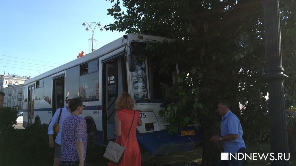 В центре Екатеринбурга автобус с пассажирами вылетел с дороги и врезался в дерево (ФОТО, обновлено)