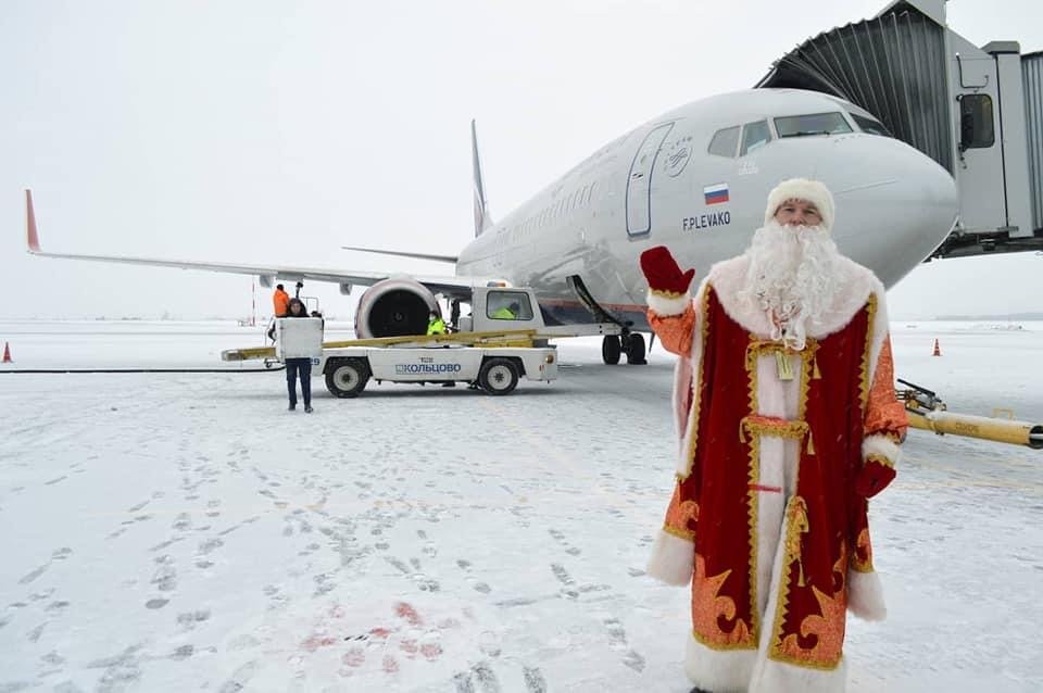 Новый День: Самолеты в Кольцово встречает и провожает Дед Мороз