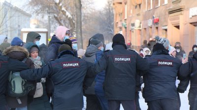 Четверых активистов отправили под арест после акции протеста в Челябинске