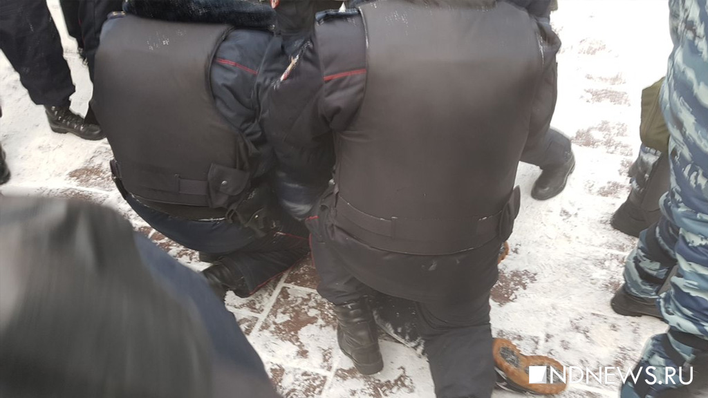 Новый День: Екатеринбургская акция в поддержку Навального завершилась задержаниями участников (ФОТО)