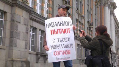 Возле мэрии Екатеринбурга проходит пикет в поддержку Навального (ФОТО, ВИДЕО)
