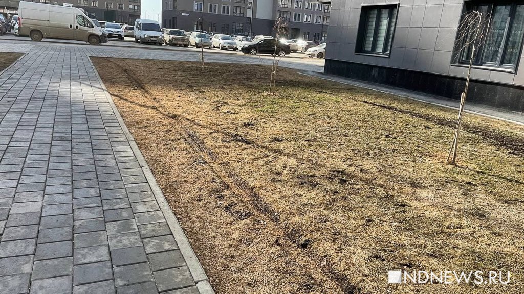 Новый День: В Академическом грузовик-гряземес застрял на детской площадке (ФОТО, ВИДЕО)