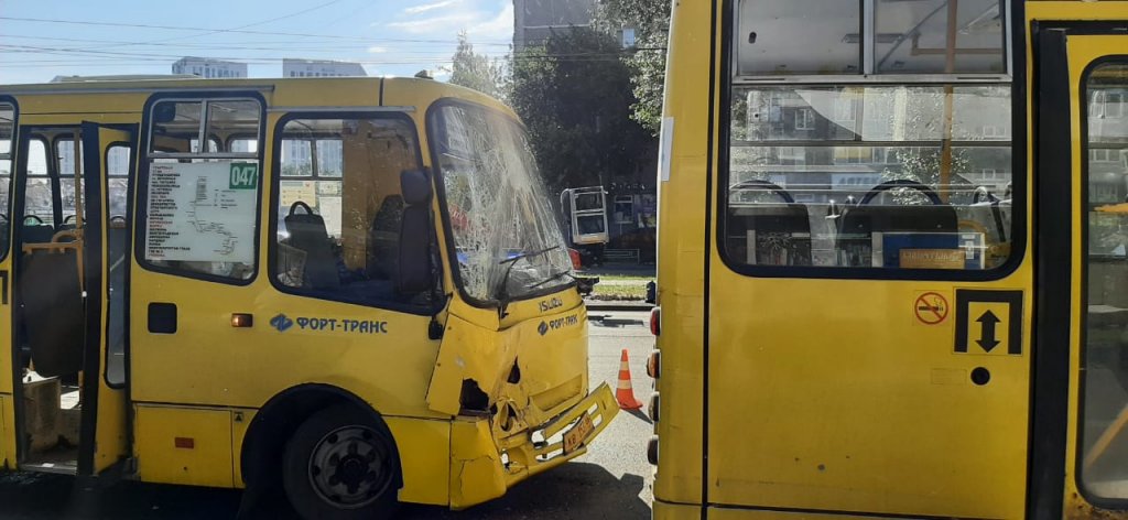 Новый День: Из-за столкновения автобусов в Екатеринбурге травмировались двое взрослых и ребенок (ФОТО, ВИДЕО)