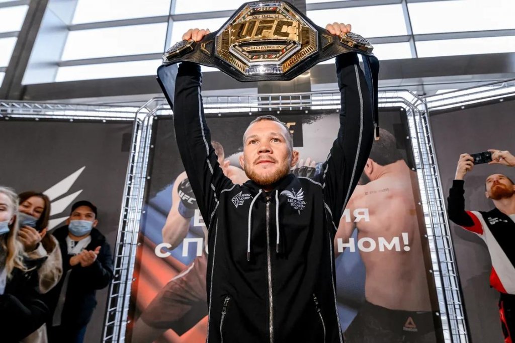 Новый День: Сотни болельщиков встретили чемпиона UFC Петра Яна в аэропорту (ФОТО, ВИДЕО)