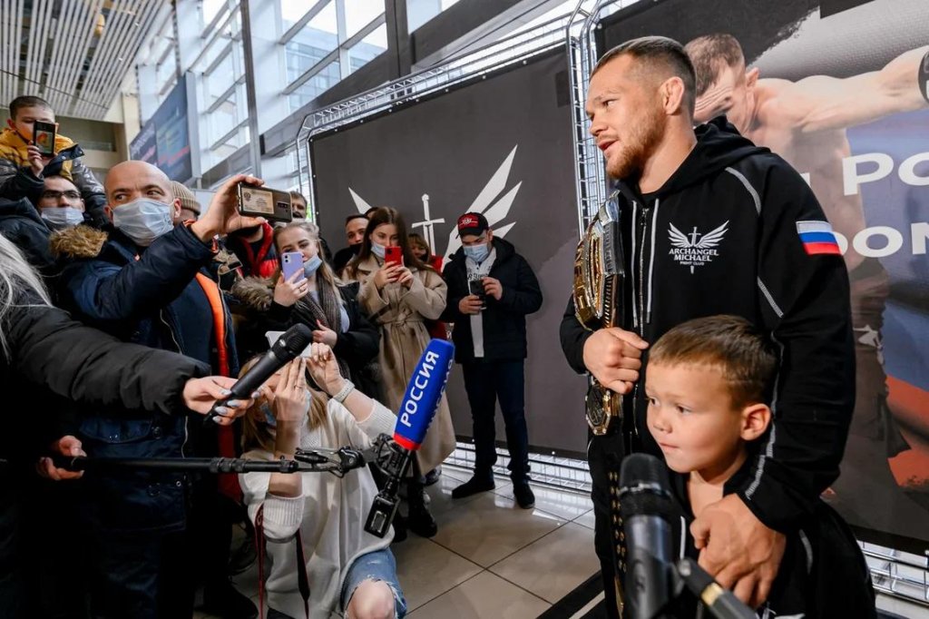 Новый День: Сотни болельщиков встретили чемпиона UFC Петра Яна в аэропорту (ФОТО, ВИДЕО)