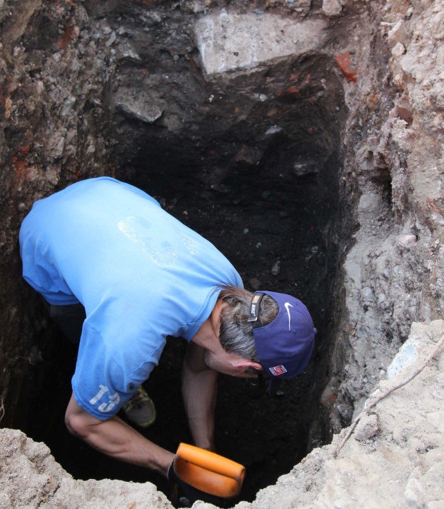 Новый День: Археологи нашли возле цирка 160 старинных артефактов (ФОТО)