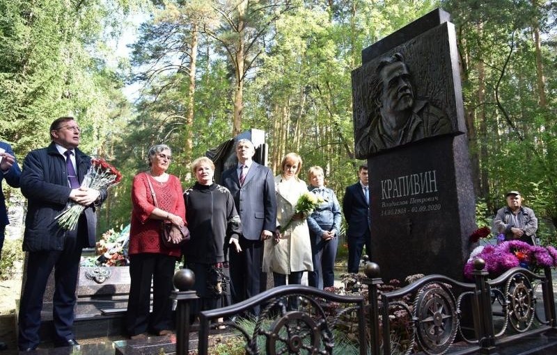 Новый День: На Широкореченском кладбище появился памятник Владиславу Крапивину (ФОТО)