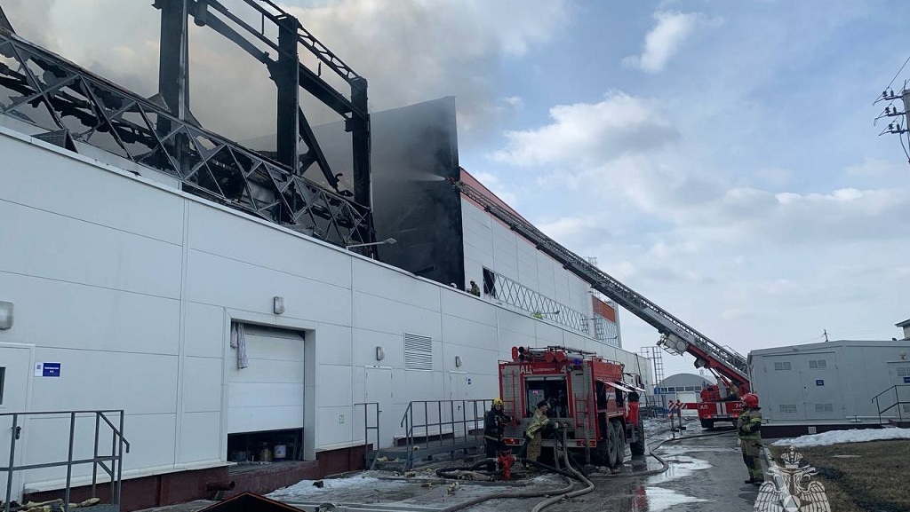 Новый День: На горящем заводе в Арамили обрушилась стена (ФОТО)