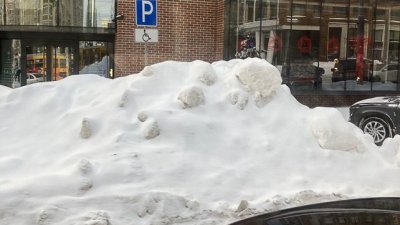 Коммунальщики рассказали, когда уберут снежные навалы с инвалидной парковки