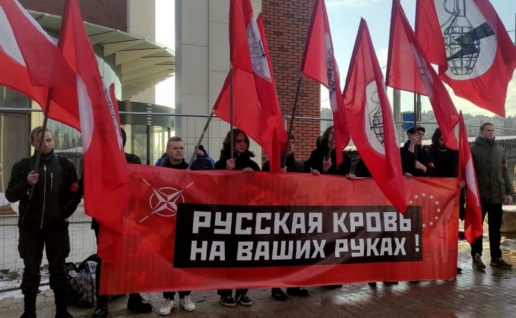 Новый День: Русская кровь на ваших руках! В Москве у представительства ЕС прошла акция протеста (ФОТО)