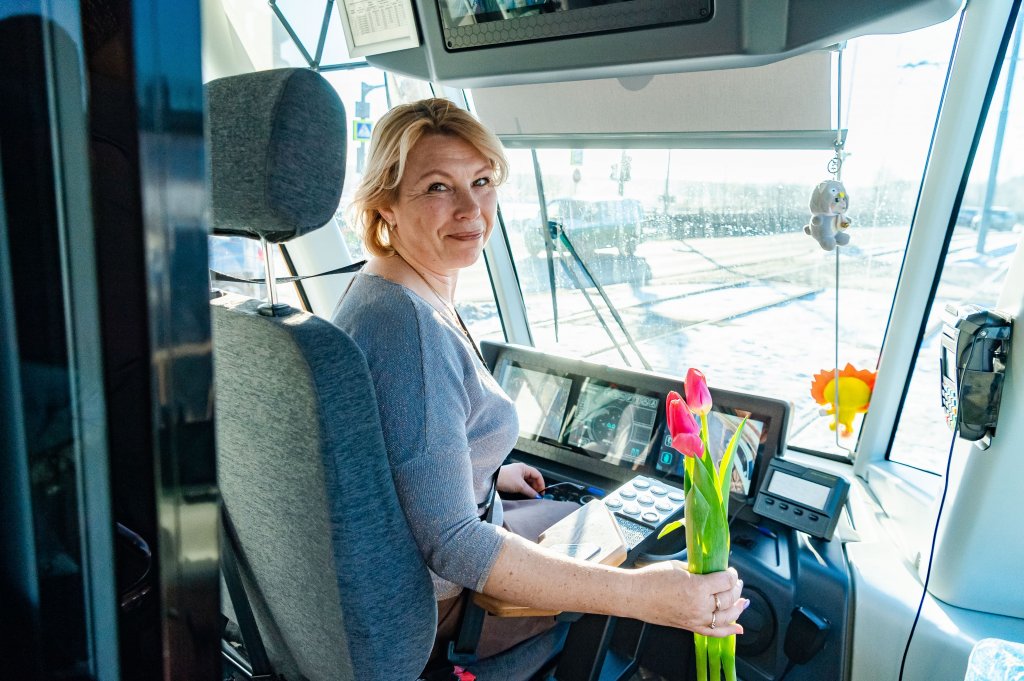 Новый День: Самбисты в трамвае поздравили женщин с 8 Марта (ФОТО)