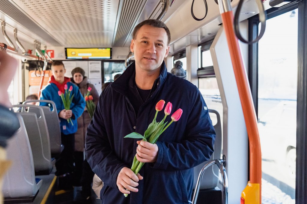 Новый День: Самбисты в трамвае поздравили женщин с 8 Марта (ФОТО)