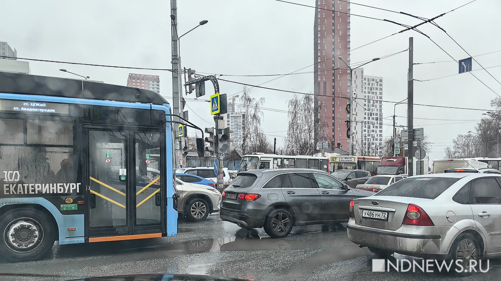 Новый День: С началом дождя в Екатеринбурге отключились несколько светофоров (ФОТО)
