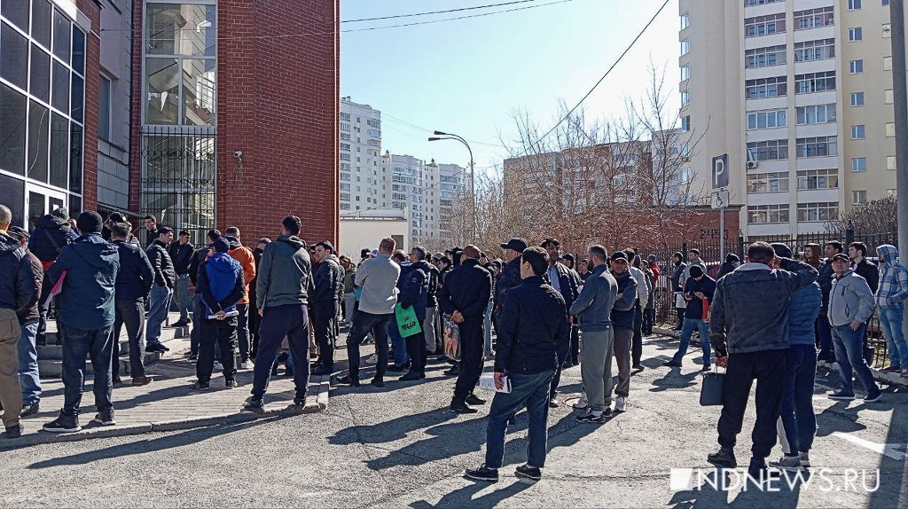 Новый День: В здании ГИБДД в Екатеринбурге ограничили число посетителей из-за антитеррора. Теперь мигрантов на улице еще больше (ФОТО)